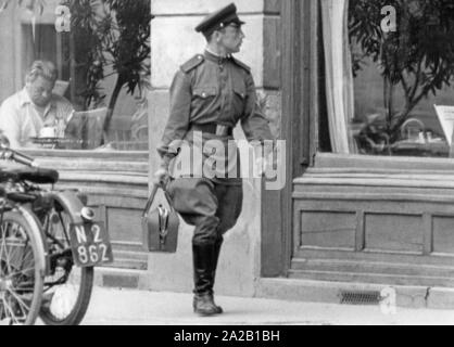 Sowjetischen Soldaten in Uniform in den besetzten Österreich, Undatiertes Foto, vermutlich in den frühen 1950er Jahren in Baden bei Wien. Stockfoto