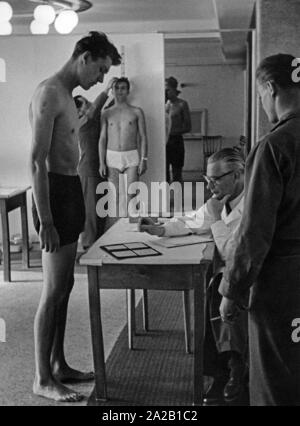 Junge Männer an einer namentlichen in Österreich. Undatiertes Foto, wahrscheinlich am Ende der 1950er Jahre. Stockfoto