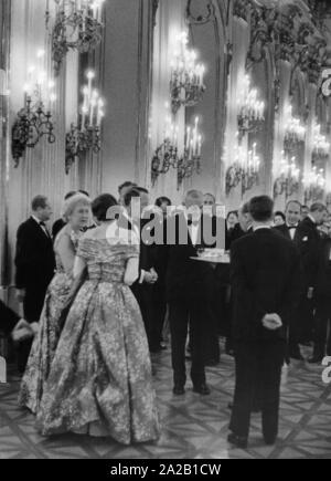 Der US-Außenminister John Foster Dullard (Mitte) an der Rezeption im Schloss Schönbrunn. Links von ihm ist die US-Hochkommissar für Österreich Llewellyn E.Thompson. Stockfoto