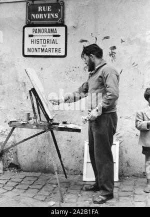 Ein street artist in Montmartre, malt er an seiner Staffelei. (Undatiertes Foto) Stockfoto