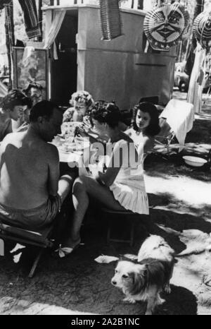 Camper zusammen Essen auf einem Campingplatz an der italienischen Adriaküste, um 1955 Stockfoto