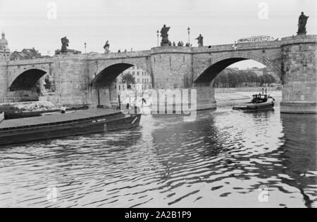 Durchgang der beiden Schiffe durch die Alte Mainbrücke in Würzburg. Undatiertes Foto, vermutlich aus den 60er Jahren. Stockfoto