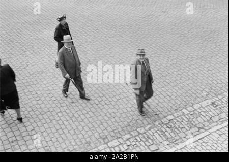 Passanten, die gerne einen Blick in die Kamera. Undatiertes Foto, vermutlich aus den 60er Jahren. Stockfoto