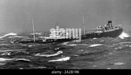 Anzeigen von Bord der Esso Tanker 'Hamburg' auf einem Tanker vergleichbarer Größe. Stockfoto