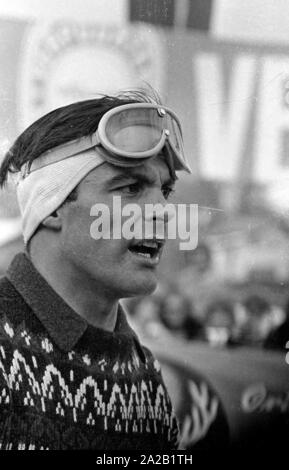 Foto von Skifahrer Anton Engelbert "Toni" Sailer, die am Hahnenkamm Rennen 1962 genommen wurde. Nach seiner Zeit als Athlet, Toni Sailer machte eine Karriere als Schauspieler, Sänger und Trainer des OSV. Der Hahnenkamm Rennen hatte seit 1931 am Hahnenkamm in Kitzbühel. Stockfoto