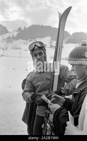 Skifahrer Anton Engelbert "Toni" Sailer antwortet auf die Fragen der Reporter. Das Foto wurde am Hahnenkamm Rennen 1962. Nach seiner Zeit als Athlet, Toni Sailer machte eine Karriere als Schauspieler, Sänger und Trainer des OSV. Das Foto wurde am Hahnenkamm Rennen 1962. Der Hahnenkamm Rennen hatte seit 1931 am Hahnenkamm in Kitzbühel. Stockfoto