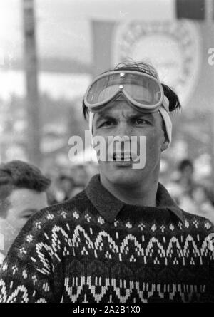 Foto von Skifahrer Anton Engelbert "Toni" Sailer, die am Hahnenkamm Rennen 1962 genommen wurde. Nach seiner Zeit als Athlet, Toni Sailer machte eine Karriere als Schauspieler, Sänger und Trainer des OSV. Der Hahnenkamm Rennen hatte seit 1931 am Hahnenkamm in Kitzbühel. Stockfoto