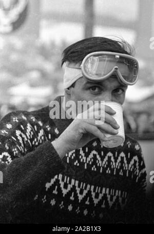 Foto von Skifahrer Anton Engelbert "Toni" Sailer, die am Hahnenkamm Rennen 1962 genommen wurde. Nach seiner Zeit als Athlet, Toni Sailer machte eine Karriere als Schauspieler, Sänger und Trainer des OSV. Der Hahnenkamm Rennen hatte seit 1931 am Hahnenkamm in Kitzbühel. Stockfoto