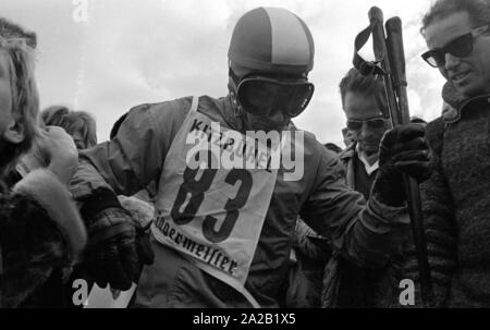 Foto von Ski Racer Anton Engelbert "Toni" Sailer von Menschen umgeben. Nach seiner Zeit als Athlet, Toni Sailer machte eine Karriere als Schauspieler, Sänger und Trainer des OSV. Das Foto wurde am Hahnenkamm Rennen 1962. Der Hahnenkamm Rennen wurde am Hahnenkamm in Kitzbühel seit 1931. Stockfoto