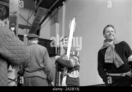 Foto von skirennläufer Toni Sailer mit seinen skiern an der Seilbahnstation, die geht zum Hahnenkamm. Er nahm an das Skirennen gibt es im Januar 1962 statt. Der Hahnenkamm Rennen wurde am Hahnenkamm in Kitzbühel seit 1931. Stockfoto