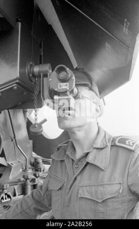 Foto Serie bei einem Besuch bei einer Einheit der Bundeswehr in Delmenhorst, dass mit Hawk flugabwehrraketen ausgestattet ist. Soldat (oberfeldwebel-Master Sergeant) in einem Teleskop auf den Startbildschirm. Undatiertes Foto. Stockfoto