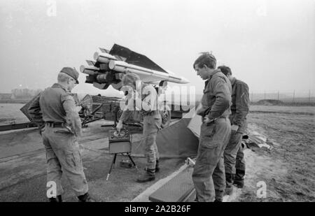 Foto Serie bei einem Besuch bei einer Einheit der Bundeswehr in Delmenhorst, dass mit Hawk flugabwehrraketen ausgestattet ist. Startprogramm mit drei Raketen in Stellung unter einem wetterfesten Kuppel. Undatiertes Foto. Stockfoto