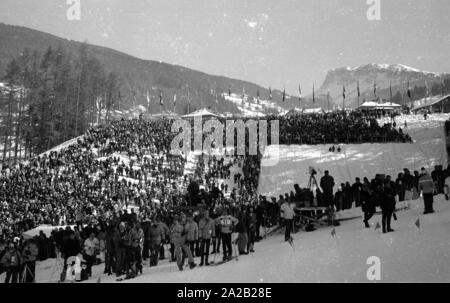 Die Alpine Ski-WM in Val Gardena zwischen 7.2.1970 und 15.2.1970, und er hatte die nur Wm so weit, deren Ergebnisse die Alpine Ski WM enthalten. Übersicht über die Menge der Zuschauer an einem Wettbewerb der Alpinen Ski-WM in Val Gardena. Stockfoto