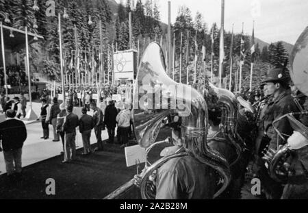 Die Alpine Ski-WM in Val Gardena zwischen 7.2.1970 und 15.2.1970, und er hatte die nur Wm so weit, deren Ergebnisse die Alpine Ski WM enthalten. Foto von der Eröffnungsfeier in ein Eisstadion, vermutlich die unbedeckten St. Ulrich Stadion zu dieser Zeit. Stockfoto