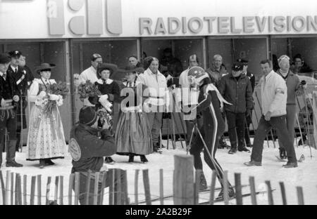 Die Alpine Ski-WM in Val Gardena zwischen 7.2.1970 und 15.2.1970, und er hatte die nur Wm so weit, deren Ergebnisse die Alpine Ski WM enthalten. Im Hintergrund, eine Umkleide. Es war möglich, live von hier zu berichten. Im Vordergrund ein Kostüm, Mitglieder der Gruppe, sowie Polizisten, Sportler und Journalisten. Stockfoto