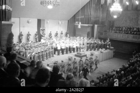 Eine Militärkapelle der Bundeswehr führt ein Konzert im Kongresssaal des Deutschen Museums. Stockfoto