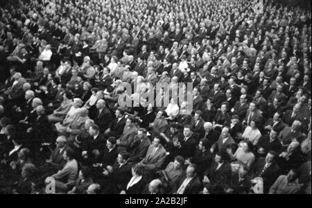 Eine Militärkapelle der Bundeswehr führt ein Konzert im Kongresssaal des Deutschen Museums. Stockfoto