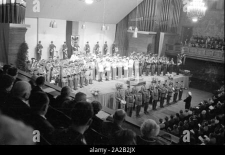 Eine Militärkapelle der Bundeswehr führt ein Konzert im Kongresssaal des Deutschen Museums. Stockfoto