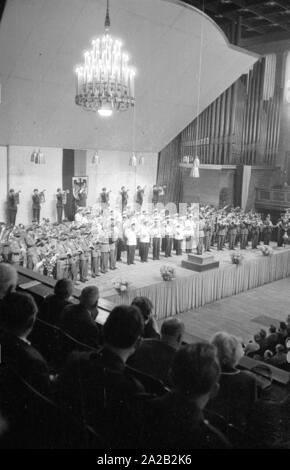 Eine Militärkapelle der Bundeswehr führt ein Konzert im Kongresssaal des Deutschen Museums. Stockfoto