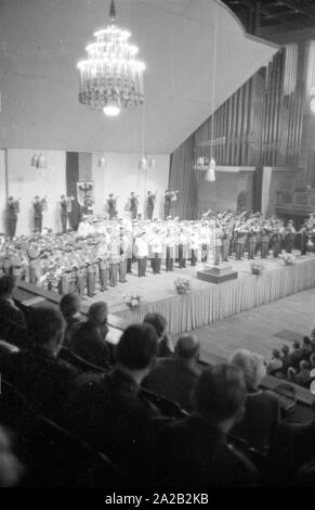 Eine Militärkapelle der Bundeswehr führt ein Konzert im Kongresssaal des Deutschen Museums. Stockfoto