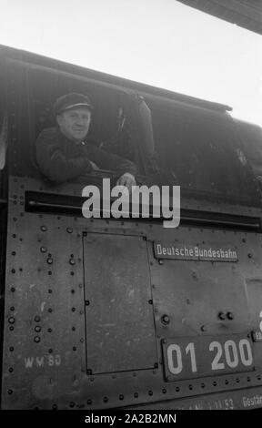 Die interzonal Zug auf der Strecke Leipzig-Gutenfuerst - Hof-Munich nach seiner Ankunft an der Grenze entfernt. Dieser Zug wurde für seine "Deutschen" Speisewagen, die beliebt wegen der 1 wurde bekannt: 1 Wechselkurs, besonders unter Ostdeutschen Reisende. Hier, im Osten deutsche Lokführer sieht aus seiner Lokomotive der Deutschen Reichsbahn (deutschen Staatsbahnen). Stockfoto