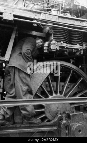 Foto der interzonal Zug auf der Strecke Leipzig-Gutenfuerst - Hof-Munich. Dieser Zug wurde für seine "Deutschen" Speisewagen, die beliebt wegen der 1 wurde bekannt: 1 Wechselkurs, besonders unter Ostdeutschen Reisende. Foto eines Arbeitnehmers an der Lok. Stockfoto