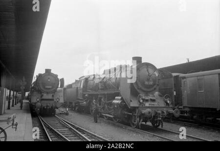 Die interzonal Zug auf der Strecke Leipzig-Gutenfuerst - Hof-Munich nach seiner Ankunft an der Grenze entfernt. Dieser Zug wurde für seine "Deutschen" Speisewagen, die beliebt wegen der 1 wurde bekannt: 1 Wechselkurs, besonders unter Ostdeutschen Reisende. Hier wird die Änderung der Triebwagen: Auf der rechten Seite, die Lokomotive der Deutschen Bundesbahn (Deutsche Bundesbahn), auf der linken Seite, die Lokomotive der Deutschen Reichsbahn (deutschen Staatsbahnen). Stockfoto