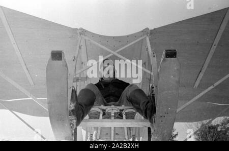 Das Bild zeigt die Hobby-Tüftler Hans Frank mit seiner Konstruktion, die sieht aus wie ein 'fliegenden Schlitten". Anscheinend wollte er seinen Bau am Hohenbogen Ski Jump in der Nähe von Neukirchen zu versuchen. Die Schanze wurde 1952 gebaut, aber ab 1959 keine regelmäßigen Wettbewerbe dort gehalten wurden, und die Schanze wurde in den 1960er Jahren abgerissen. Stockfoto