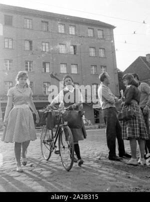 Blick auf die Leopoldstraße in München. Das Bild zeigt die jungen Menschen am Straßenrand. Stockfoto