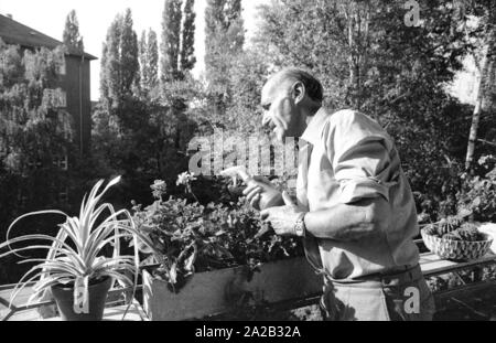 Hans Sachs, ehemaliger Oberstaatsanwalt der Staatsanwaltschaft Nürnberg, ist in den Ruhestand getreten und sich seinem Hobby und Garten gewidmet. In Deutschland wurde er als Mitglied des quiz show" bekannt war bin ich?' (Was bin ich?), von Robert Lembke moderiert. Er war in der Show von 1955-1989 und zusammen mit dem Rest der Mannschaft, die er der Goldenen Kamera Award 1967 gewonnen. Das Bild zeigt ihn gießt die Blumen auf dem Balkon. Stockfoto