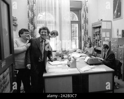 Das Bild zeigt die Priester der katholischen Kirche St. Benno, Franz Xaver Eder (Mitte), mit Mitarbeitern im Gemeindebüro. Stockfoto