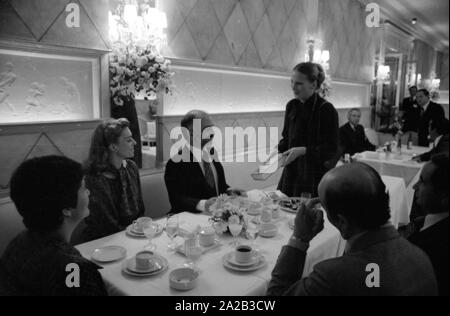 Nach einer diplomatischen Konferenz in Bonn, dem jordanischen König Hussein ich ein paar Tage in Berchtesgaden verbracht mit seiner Frau Königin Nur (zivile Name: Lisa Halaby), jedoch anlässlich seines Geburtstages sie im Hotel "Vier Jahreszeiten" in München verbracht. Das Bild zeigt das königliche Paar am Tisch mit Gästen, König Hussein erhält ein Geschenk. Stockfoto