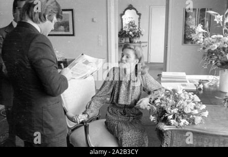 Nach einer diplomatischen Konferenz in Bonn, dem jordanischen König Hussein ich ein paar Tage in Berchtesgaden verbracht mit seiner Frau Königin Nur (zivile Name: Lisa Halaby), jedoch anlässlich seines Geburtstages sie im Hotel "Vier Jahreszeiten" in München verbracht. Das Bild zeigt die Königin Nur (links) im Gespräch. Stockfoto