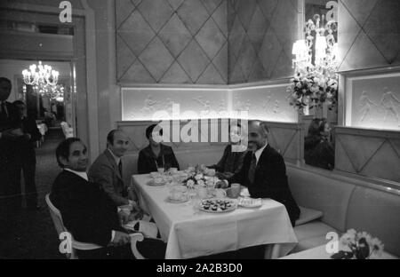 Nach einer diplomatischen Konferenz in Bonn, dem jordanischen König Hussein ich ein paar Tage in Berchtesgaden verbracht mit seiner Frau Königin Nur (zivile Name: Lisa Halaby), jedoch anlässlich seines Geburtstages sie im Hotel "Vier Jahreszeiten" in München verbracht. Das Bild zeigt das königliche Paar (rechts) mit den Gästen im Restaurant des Hotels. Stockfoto