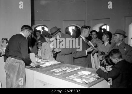 Mehrere Besucher beobachten, Souvenirs im Südturm der Münchner Frauenkirche, und aus den Fenstern auf die Altstadt blicken. Im Jahr 1954 wurde ein neuer Aufzug wurde installiert, die in der Lage war, viele Besucher bis an die Spitze zu bringen. Dieses Bild war wahrscheinlich auf der Eröffnung Tag der neue Aufzug genommen. Stockfoto