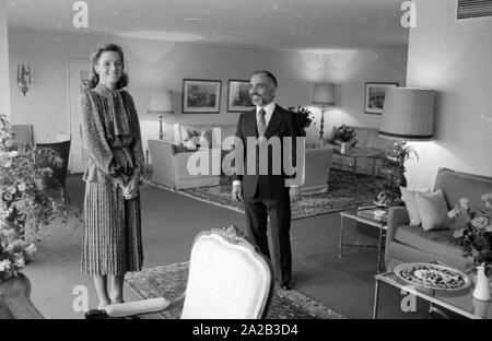 Nach einer diplomatischen Konferenz in Bonn, dem jordanischen König Hussein ich ein paar Tage in Berchtesgaden verbracht mit seiner Frau Königin Nur (zivile Name: Lisa Halaby), jedoch anlässlich seines Geburtstages sie im Hotel "Vier Jahreszeiten" in München verbracht. Das Bild zeigt das königliche Paar in das Zimmer. Stockfoto