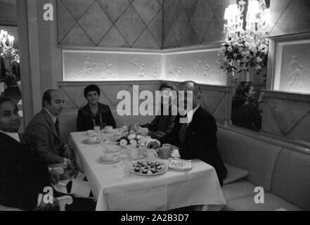 Nach einer diplomatischen Konferenz in Bonn, dem jordanischen König Hussein ich ein paar Tage in Berchtesgaden verbracht mit seiner Frau Königin Nur (zivile Name: Lisa Halaby), jedoch anlässlich seines Geburtstages sie im Hotel "Vier Jahreszeiten" in München verbracht. Das Bild zeigt das königliche Paar (rechts) mit den Gästen im Restaurant des Hotels. Stockfoto