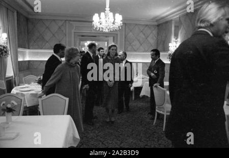 Nach einer diplomatischen Konferenz in Bonn, dem jordanischen König Hussein ich ein paar Tage in Berchtesgaden verbracht mit seiner Frau Königin Nur (zivile Name: Lisa Halaby), jedoch anlässlich seines Geburtstages sie im Hotel "Vier Jahreszeiten" in München verbracht. Das Bild zeigt das königliche Paar (Mitte) mit den Gästen im Restaurant des Hotels. Stockfoto