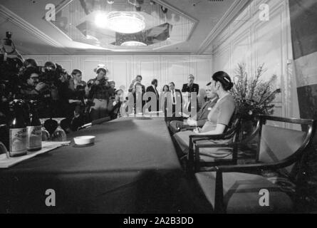 Pressekonferenz anlässlich des Staatsbesuchs von König Carl XVI Gustaf und seine Frau Silvia von Schweden im Hotel "Vier Jahreszeiten" in München. München war wahrscheinlich ein Stopp während der Staat besuchen, weil Carl Gustaf seine spätere Frau kennenlernte, Silvia Sommerlath, hier in 1972. Stockfoto