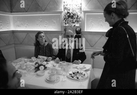 Nach einer diplomatischen Konferenz in Bonn, dem jordanischen König Hussein ich ein paar Tage in Berchtesgaden verbracht mit seiner Frau Königin Nur (zivile Name: Lisa Halaby), jedoch anlässlich seines Geburtstages sie im Hotel "Vier Jahreszeiten" in München verbracht. Das Bild zeigt das königliche Paar am Tisch mit Gästen, König Hussein erhält ein Geschenk. Stockfoto