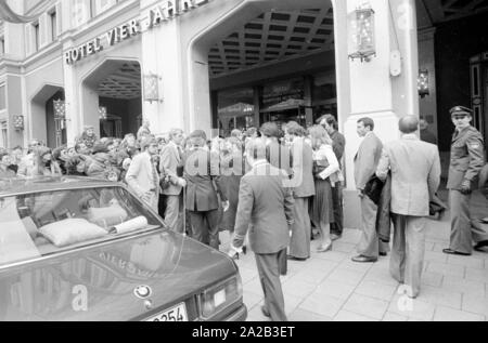 Anlässlich des Staatsbesuchs von Carl XVI. Gustaf und seine Frau Silvia von Schweden viele Zuschauer und Medienvertreter vor der München 'Vier Jahreszeiten' Hotel versammelt, um einen Blick auf das Königspaar zu fangen. Das schwedische Königspaar war sehr beliebt in Deutschland. Silvia von Schweden (geb. Silvia Renate Sommerlath) ist gebürtiger Deutscher und traf ihren zukünftigen Ehemann als Hostess bei den Olympischen Spielen 1972 in München. Stockfoto