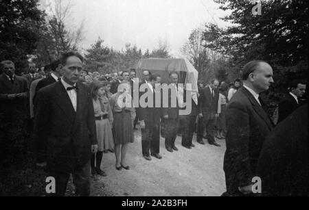 Trauerfeier für die ukrainische nationalistische Politiker Stepan Bandera, der am 15. Oktober 1959 von KGB-Agenten vor seiner Wohnung in München getötet wurde. Bandera ins Exil geflohen, weil er in Abwesenheit zum Tode durch die Sowjetunion verurteilt wurde. Bandera war eine kontroverse Figur während des Zweiten Weltkrieges und wurde der Kollaboration mit den Nazis, Massaker und Antisowjetischen Aktionen beschuldigt. Das Bild zeigt die Beerdigung Prozession auf dem Weg zum Grab. Stockfoto