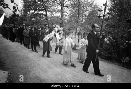 Trauerfeier für die ukrainische nationalistische Politiker Stepan Bandera, der am 15. Oktober 1959 von KGB-Agenten vor seiner Wohnung in München getötet wurde. Bandera ins Exil geflohen, weil er in Abwesenheit zum Tode durch die Sowjetunion verurteilt wurde. Bandera war eine kontroverse Figur während des Zweiten Weltkrieges und wurde der Kollaboration mit den Nazis, Massaker und Antisowjetischen Aktionen beschuldigt. Das Bild zeigt die Beerdigung Prozession auf dem Friedhof. Stockfoto