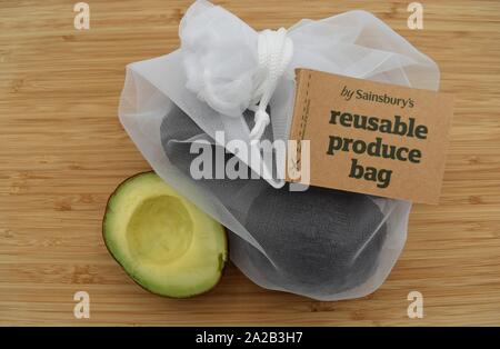 Sainsbury's produzieren wiederverwendbare Tasche. Sainsbury's haben Plastiktüten mit diesem mit Kordelzug aus 100% recycelten Plastikflaschen ersetzt. Stockfoto