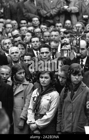 Trauerfeier für die ukrainische nationalistische Politiker Stepan Bandera, der am 15. Oktober 1959 von KGB-Agenten vor seiner Wohnung in München getötet wurde. Bandera ins Exil geflohen, weil er in Abwesenheit zum Tode durch die Sowjetunion verurteilt wurde. Bandera war eine kontroverse Figur während des Zweiten Weltkrieges und wurde der Kollaboration mit den Nazis, Massaker und Antisowjetischen Aktionen beschuldigt. Blick auf die Menge der Trauernden. Stockfoto