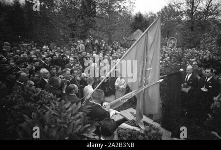 Trauerfeier für die ukrainische nationalistische Politiker Stepan Bandera, der am 15. Oktober 1959 von KGB-Agenten vor seiner Wohnung in München getötet wurde. Bandera ins Exil geflohen, weil er in Abwesenheit zum Tode durch die Sowjetunion verurteilt wurde. Bandera war eine kontroverse Figur während des Zweiten Weltkrieges und wurde der Kollaboration mit den Nazis, Massaker und Antisowjetischen Aktionen beschuldigt. Das Bild zeigt den Friedhof mit trauernden gefüllt, der Pastor eine Lobrede. Stockfoto