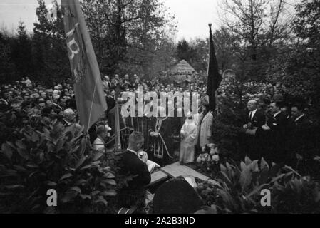 Trauerfeier für die ukrainische nationalistische Politiker Stepan Bandera, der am 15. Oktober 1959 von KGB-Agenten vor seiner Wohnung in München getötet wurde. Bandera ins Exil geflohen, weil er in Abwesenheit zum Tode durch die Sowjetunion verurteilt wurde. Bandera war eine kontroverse Figur während des Zweiten Weltkrieges und wurde der Kollaboration mit den Nazis, Massaker und Antisowjetischen Aktionen beschuldigt. Das Bild zeigt den Friedhof mit trauernden gefüllt, der Pastor eine Lobrede. Stockfoto