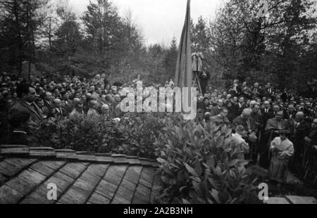 Trauerfeier für die ukrainische nationalistische Politiker Stepan Bandera, der am 15. Oktober 1959 von KGB-Agenten vor seiner Wohnung in München getötet wurde. Bandera ins Exil geflohen, weil er in Abwesenheit zum Tode durch die Sowjetunion verurteilt wurde. Bandera war eine kontroverse Figur während des Zweiten Weltkrieges und wurde der Kollaboration mit den Nazis, Massaker und Antisowjetischen Aktionen beschuldigt. Das Bild zeigt den Friedhof mit trauernden gefüllt, der Pastor eine Lobrede. Stockfoto