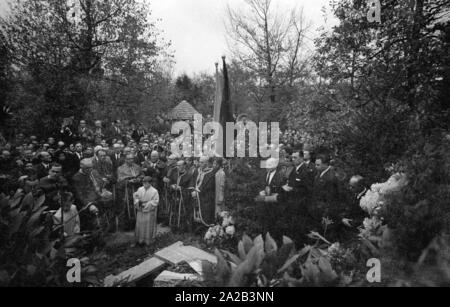 Trauerfeier für die ukrainische nationalistische Politiker Stepan Bandera, der am 15. Oktober 1959 von KGB-Agenten vor seiner Wohnung in München getötet wurde. Bandera ins Exil geflohen, weil er in Abwesenheit zum Tode durch die Sowjetunion verurteilt wurde. Bandera war eine kontroverse Figur während des Zweiten Weltkrieges und wurde der Kollaboration mit den Nazis, Massaker und Antisowjetischen Aktionen beschuldigt. Das Bild zeigt den Friedhof mit trauernden gefüllt, der Pastor eine Lobrede. Stockfoto