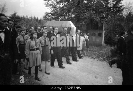 Trauerfeier für die ukrainische nationalistische Politiker Stepan Bandera, der am 15. Oktober 1959 von KGB-Agenten vor seiner Wohnung in München getötet wurde. Bandera ins Exil geflohen, weil er in Abwesenheit zum Tode durch die Sowjetunion verurteilt wurde. Bandera war eine kontroverse Figur während des Zweiten Weltkrieges und wurde der Kollaboration mit den Nazis, Massaker und Antisowjetischen Aktionen beschuldigt. Das Bild zeigt die Beerdigung Prozession auf dem Weg zum Grab. Stockfoto